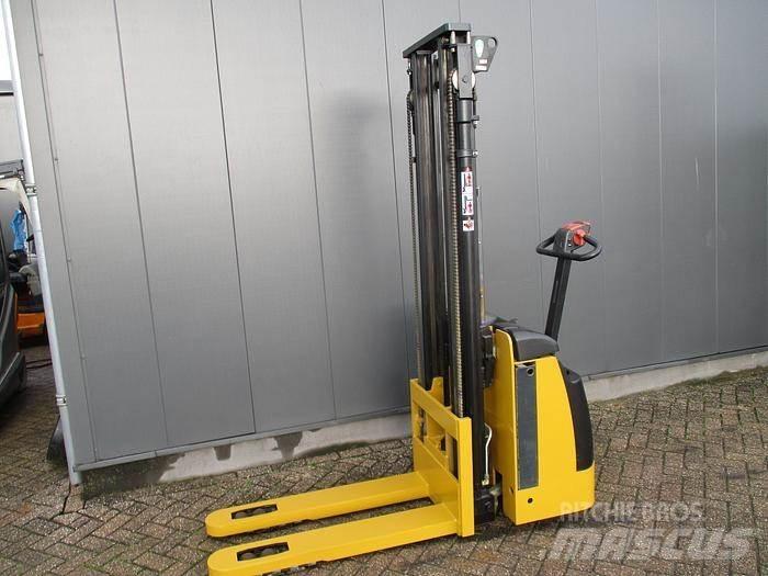 CAT NSP12K1 Pedestrian stacker