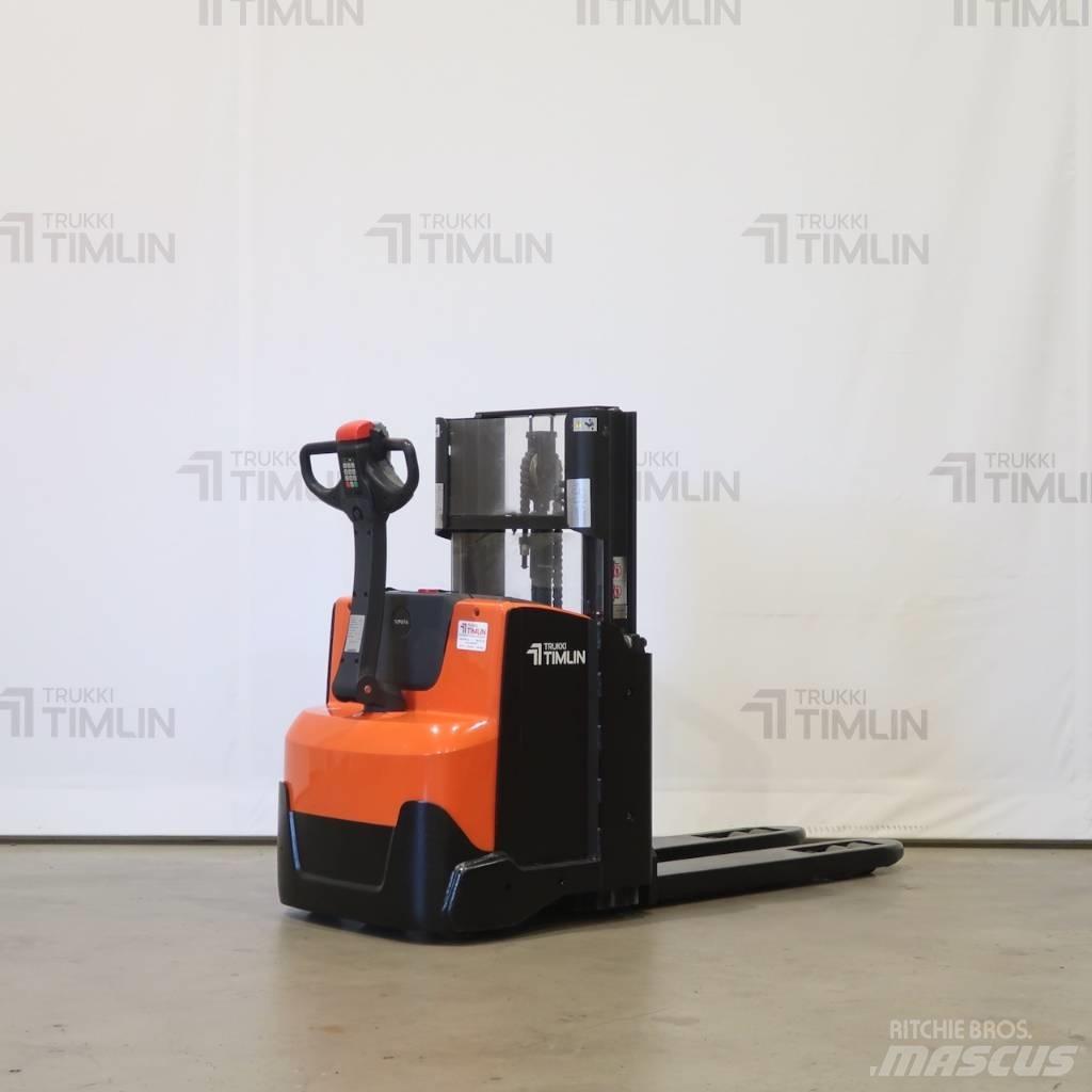 Toyota SWE200D Pedestrian stacker