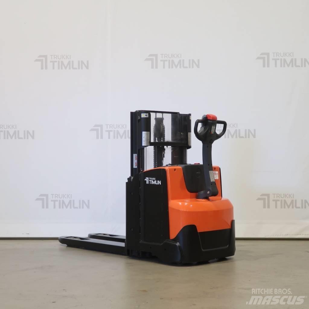 Toyota SWE200D Pedestrian stacker