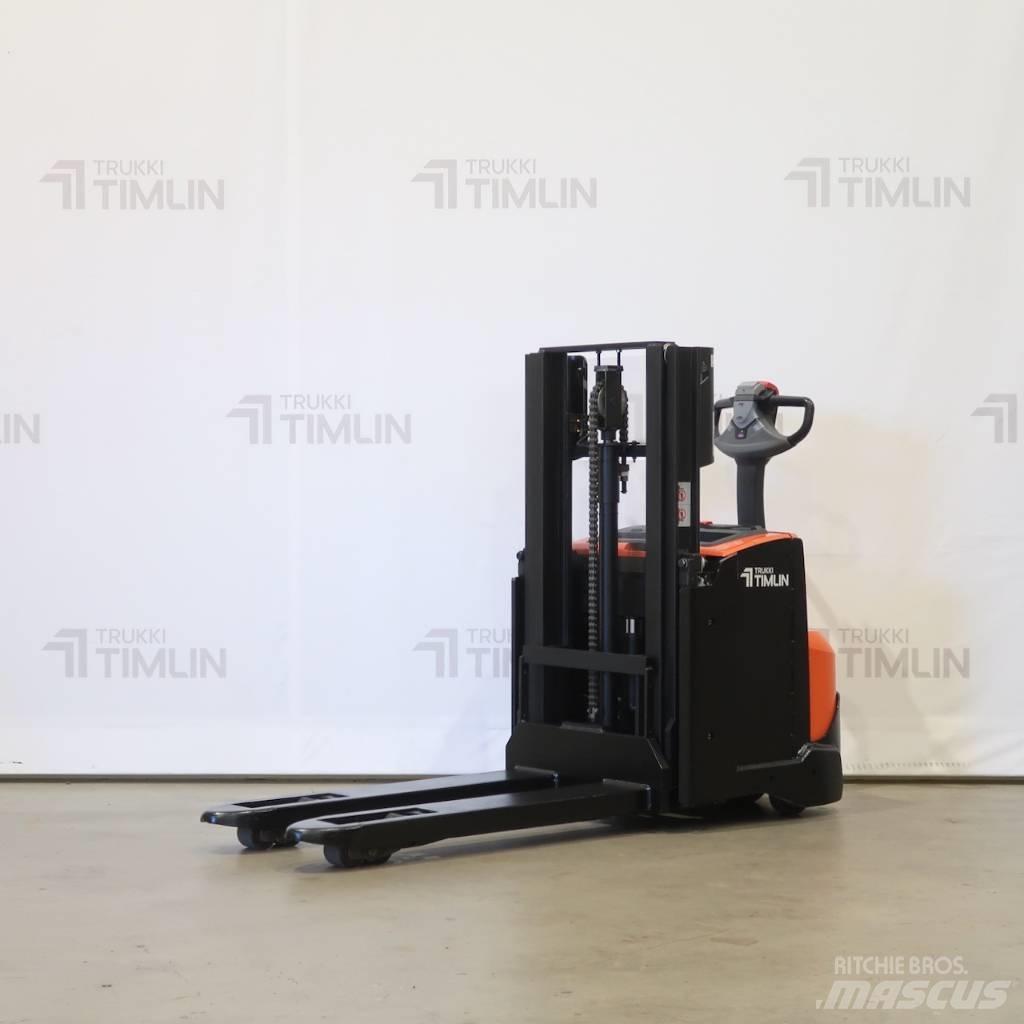 Toyota SWE200D Pedestrian stacker