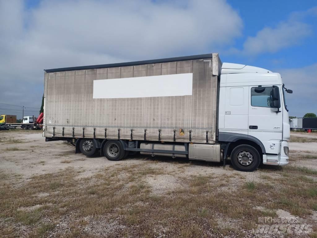 DAF XF 440 Curtainsider trucks