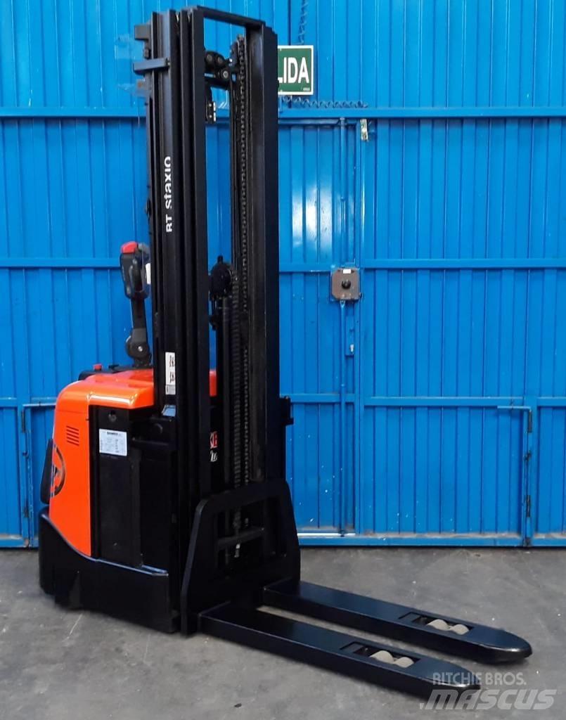 BT SPE 125 Self propelled stackers