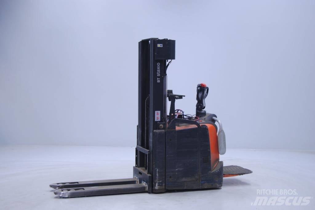 Toyota SPE140L Pedestrian stacker