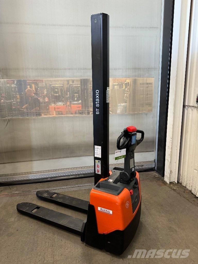 Toyota HWE100 Pedestrian stacker