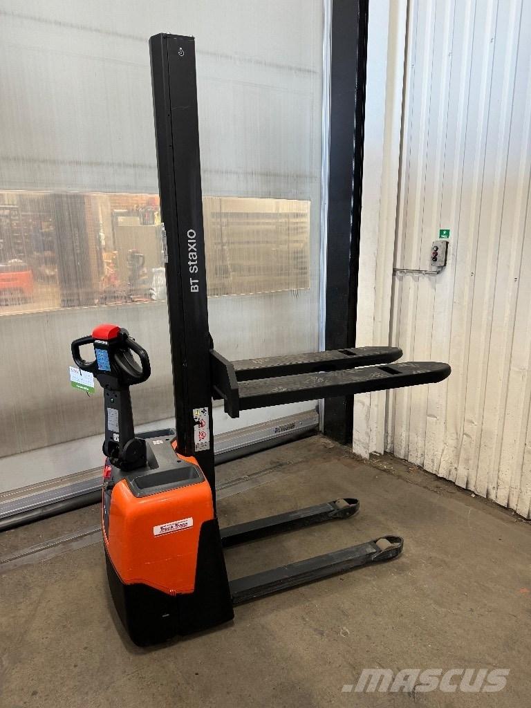 Toyota HWE100 Pedestrian stacker