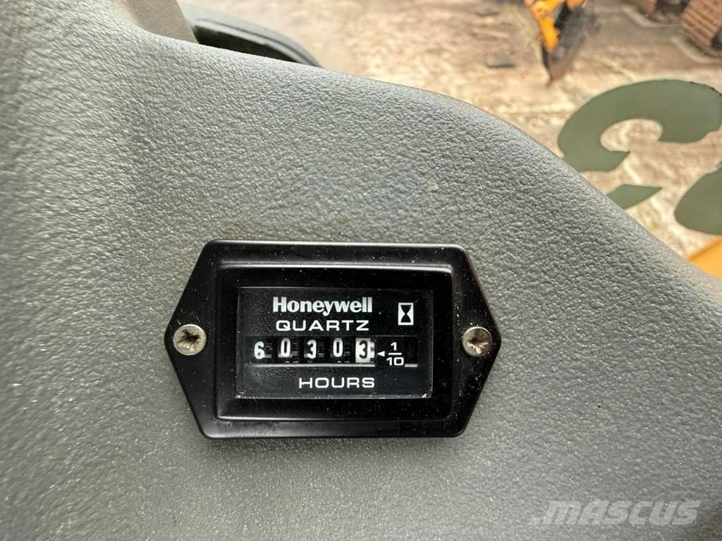 Komatsu WB 93 S-5 Backhoe loaders