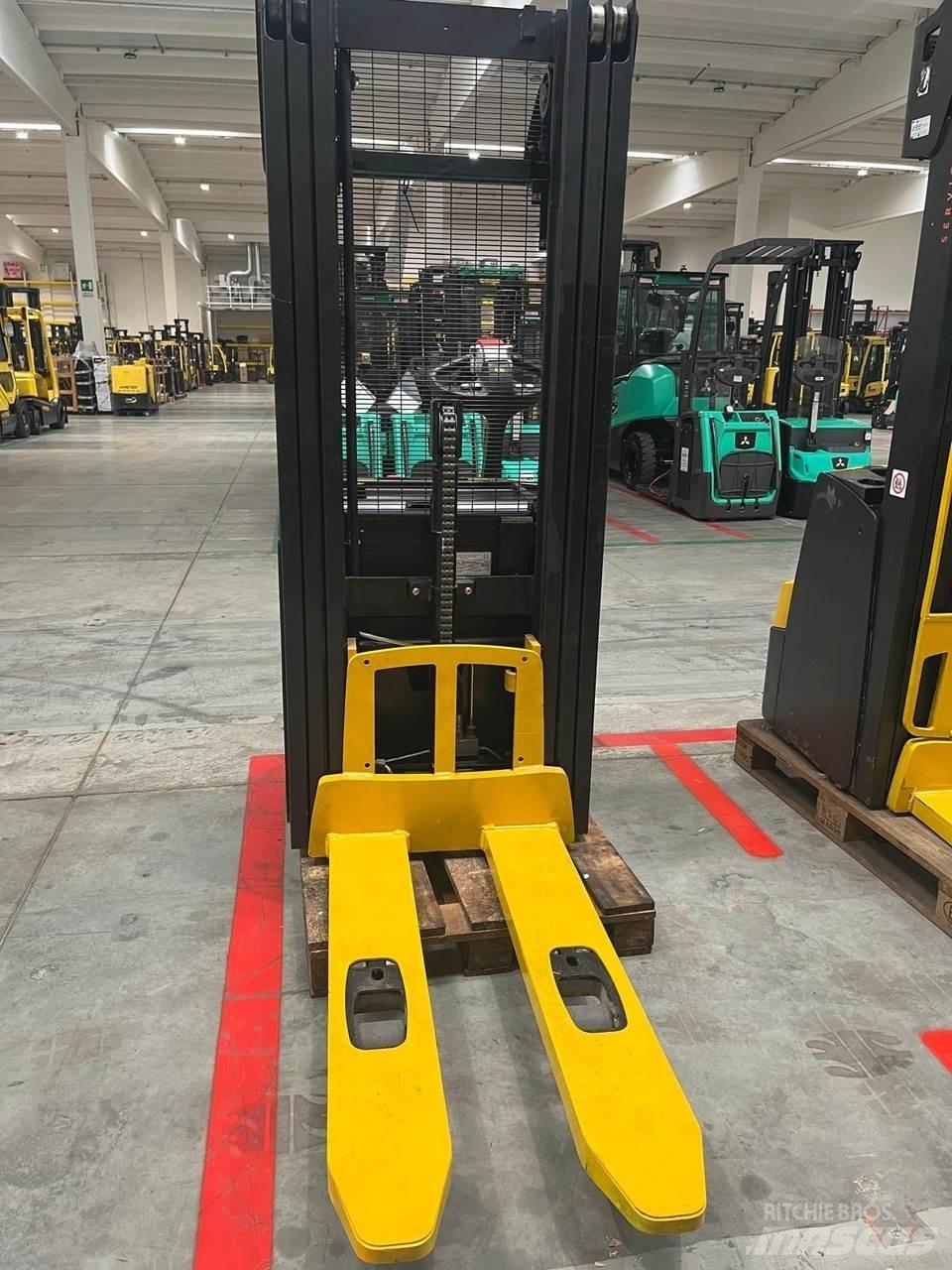Yale MS12 Pedestrian stacker