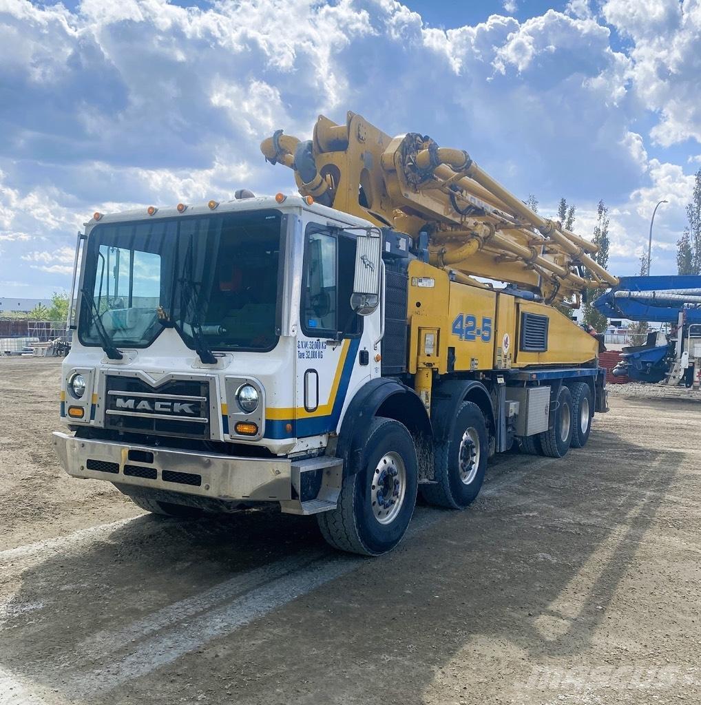 Putzmeister (#181) 42M Concrete pump trucks