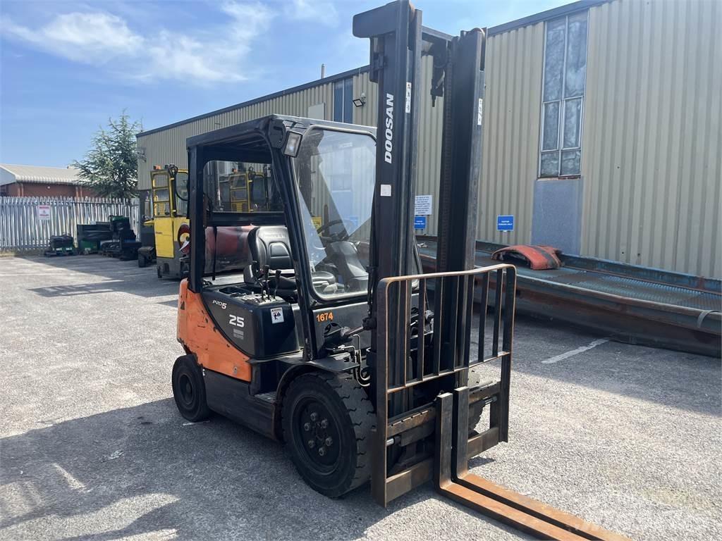 Doosan G25E-5 LPG trucks
