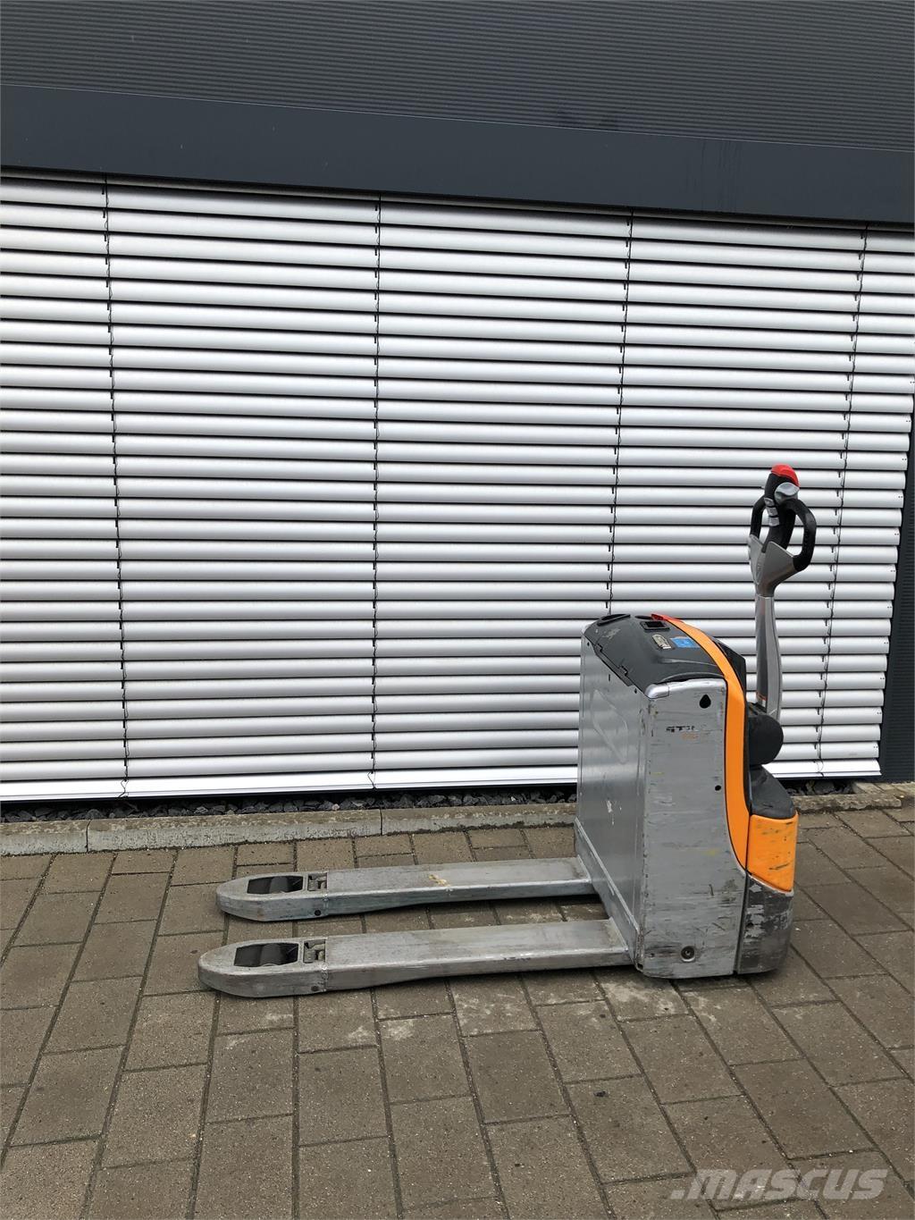 Still EXU16 Pedestrian stacker