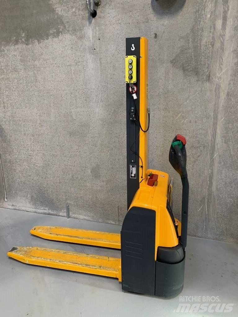 Jungheinrich EMC 110 Pedestrian stacker