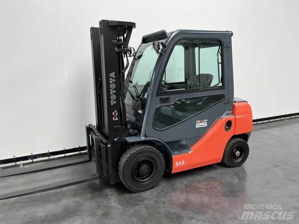 Toyota 02-8 FDF 25 Diesel trucks