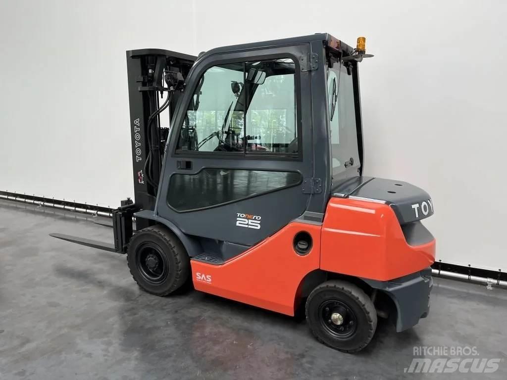 Toyota 02-8 FDF 25 Diesel trucks