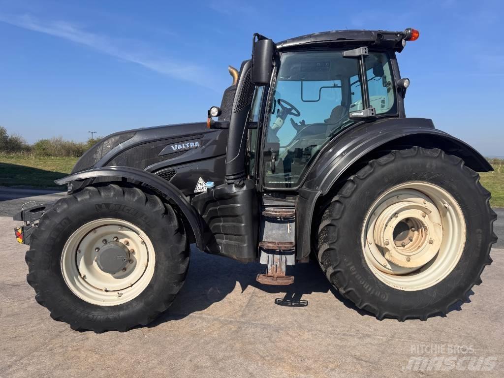 Valtra T 174 Tractors