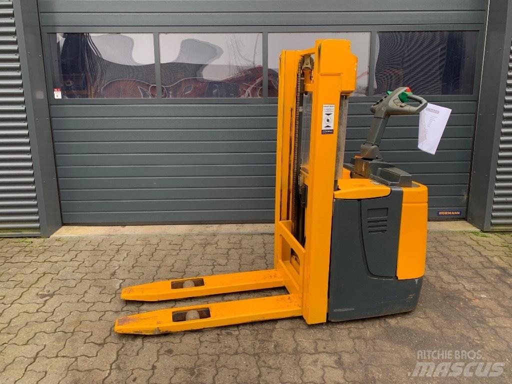 Jungheinrich ERC 212 Self propelled stackers