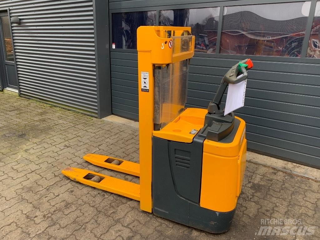 Jungheinrich ERC 212 Self propelled stackers