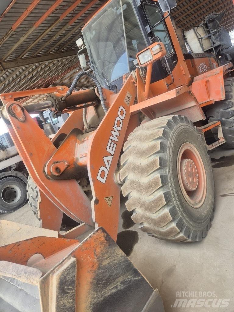Daewoo Mega 250 Wheel loaders