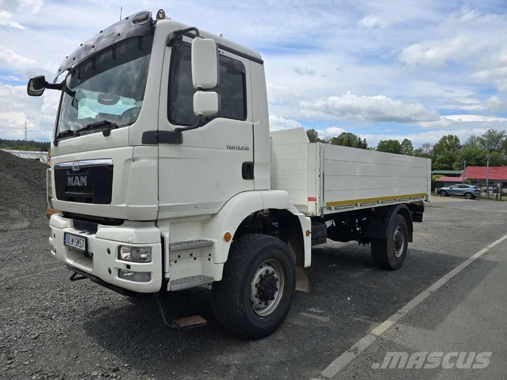 MAN 13.250 / 4x4 Box body trucks