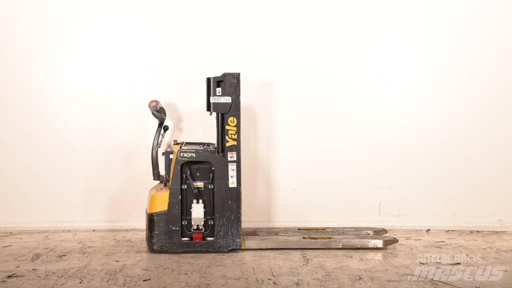 Yale MS20 Pedestrian stacker