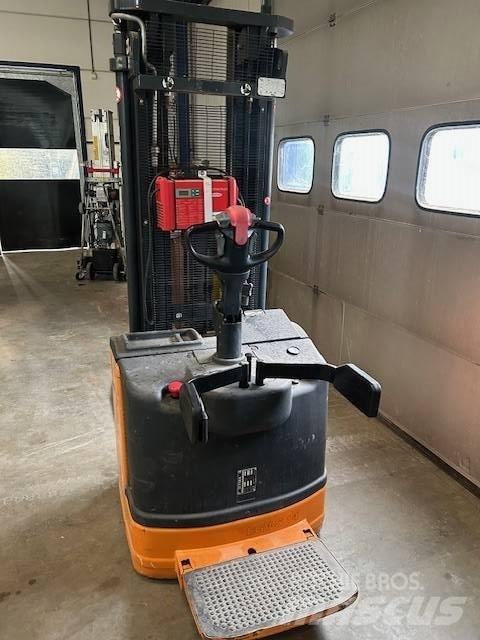 Still EGV 14 Pedestrian stacker