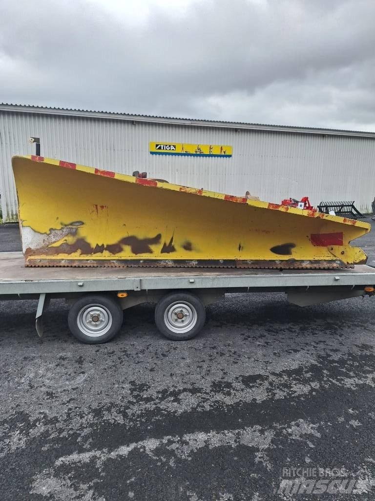 Ajax 2800 H Lumiaura Snow blades and plows