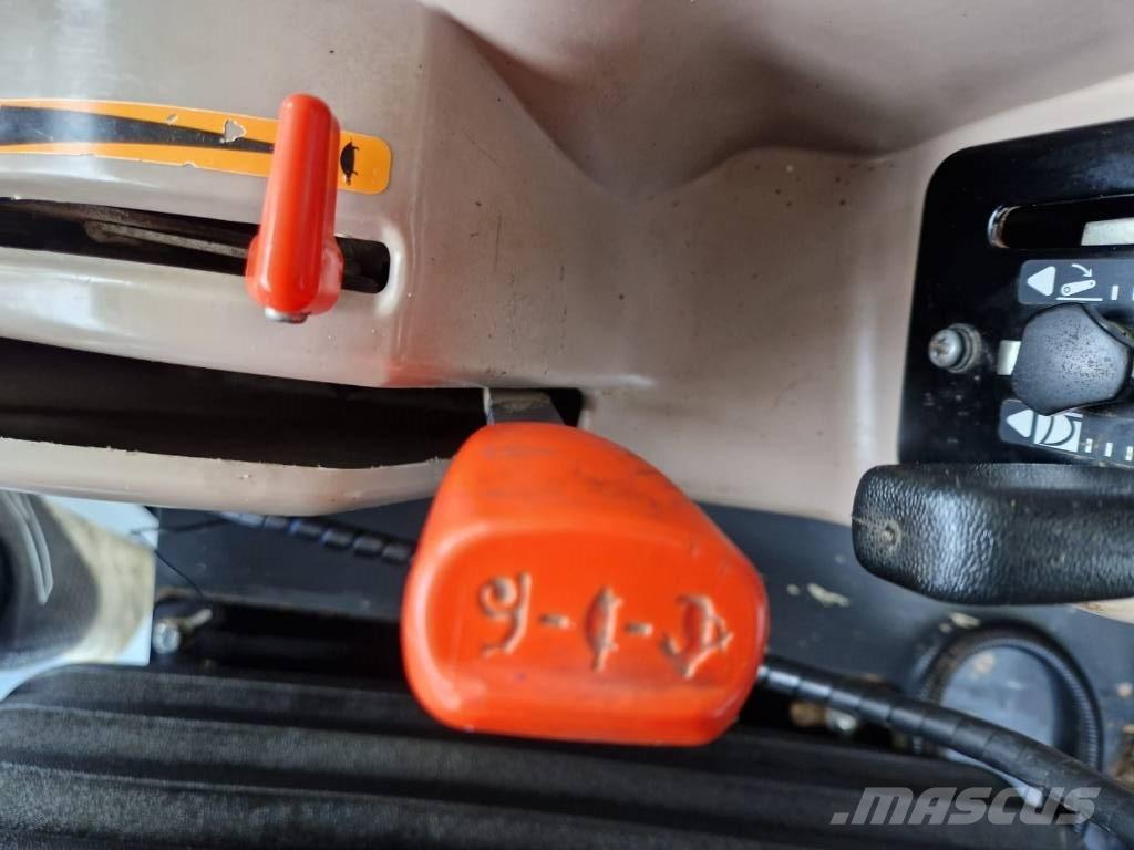 Kubota M 8560 DT Tractors