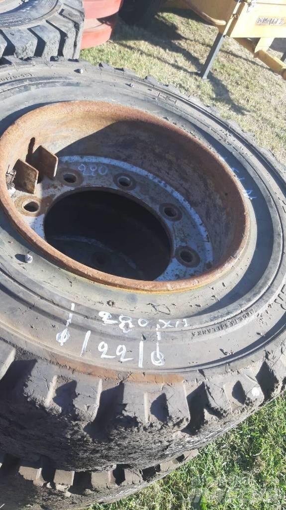 Clark 8 T Tyres, wheels and rims