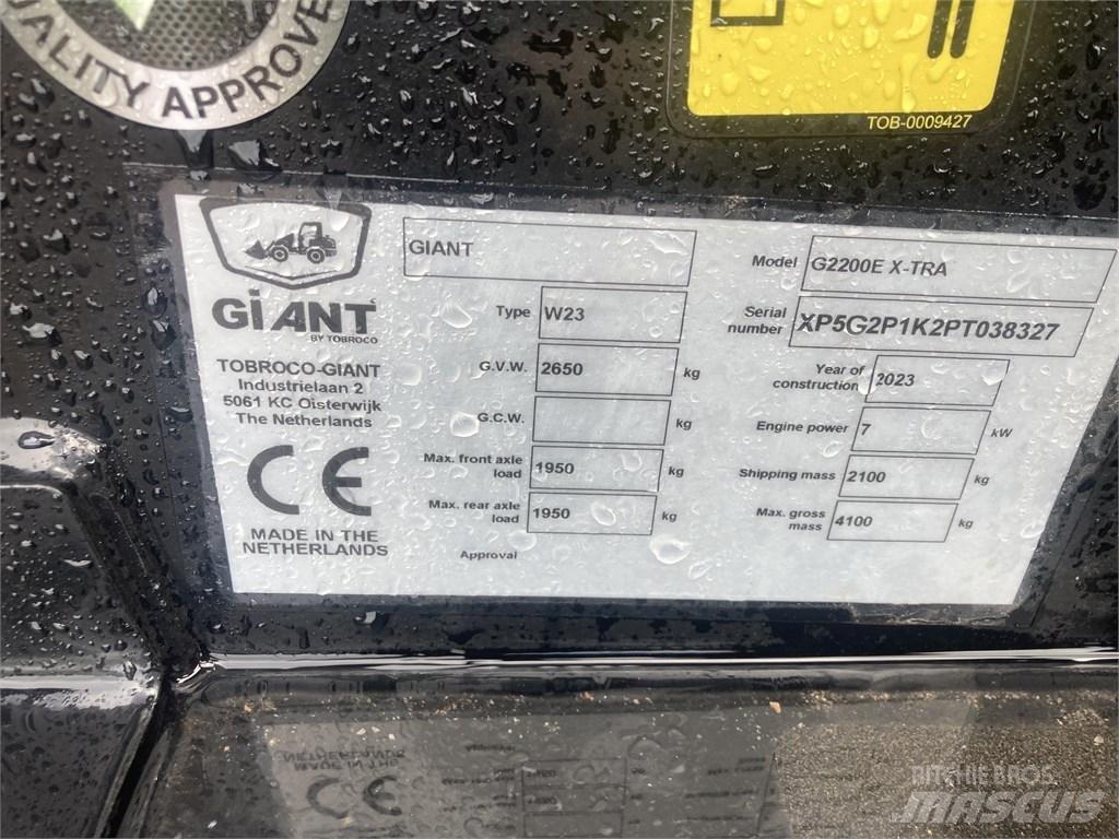 GiANT G2200E Multi purpose loaders