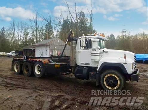 Mack RD 686 SX Cable lift demountable trucks