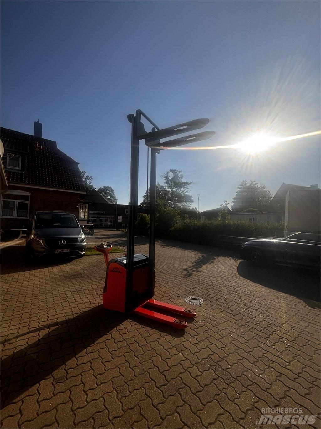 Linde L 16 Pedestrian stacker