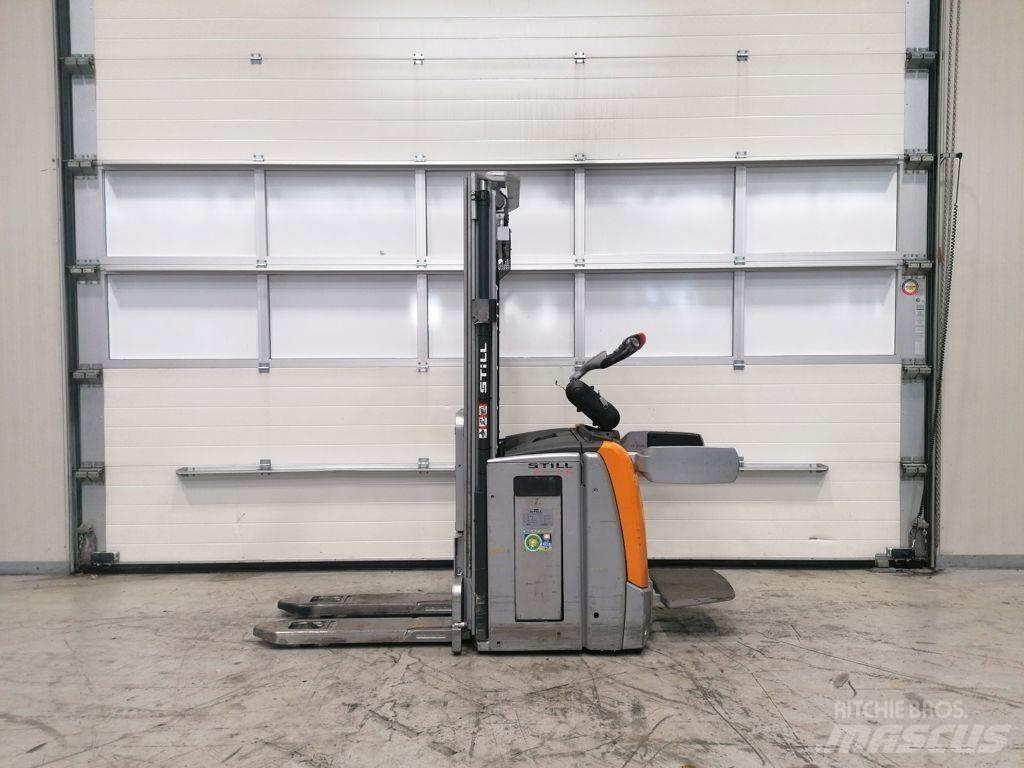 Still EXV SF 16 Pedestrian stacker