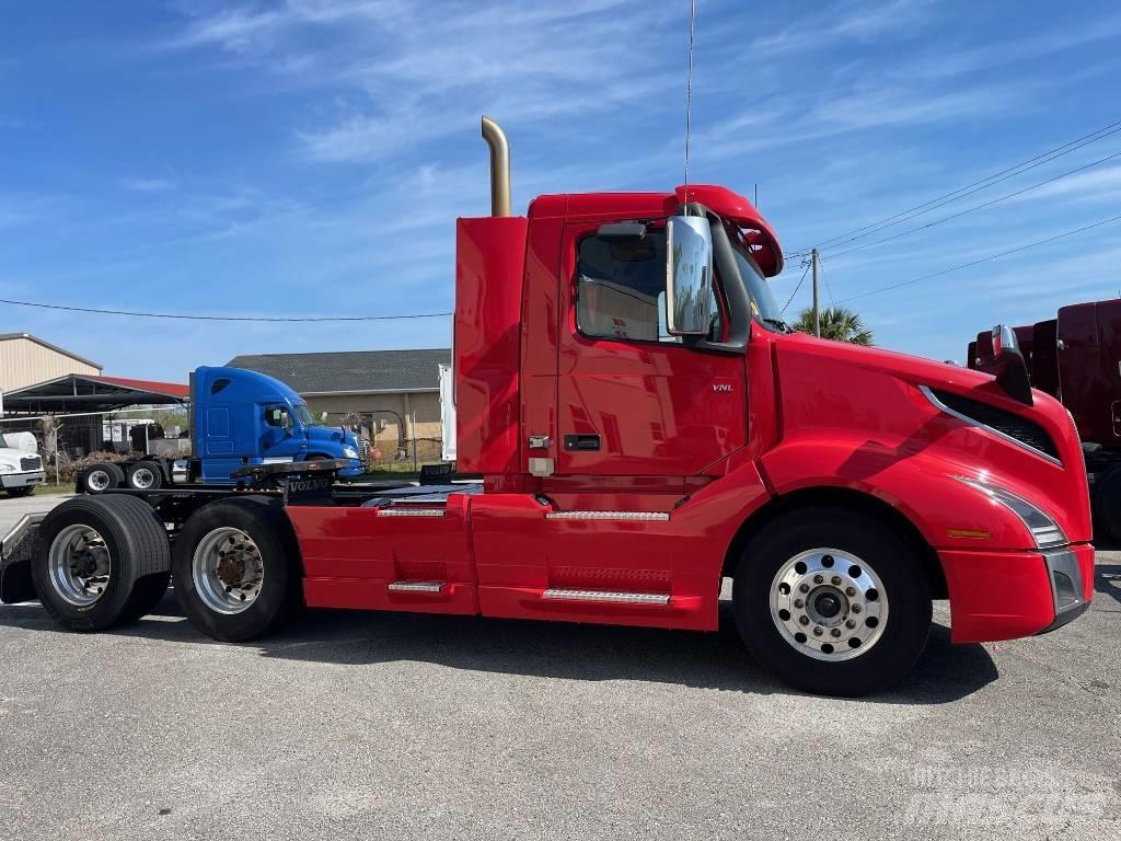 Volvo VNL64T300 Tractor Units