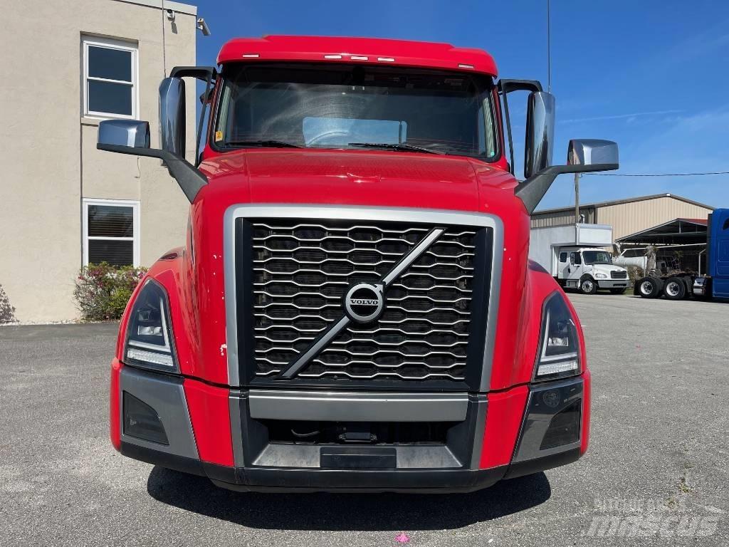 Volvo VNL64T300 Tractor Units