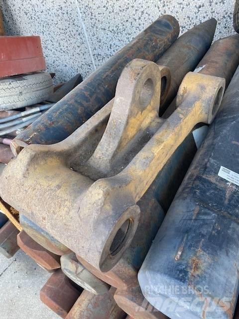CAT 215 Booms and arms