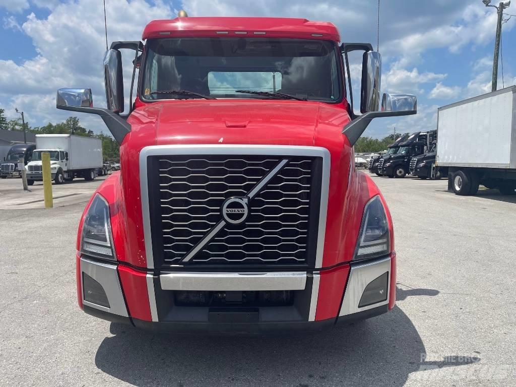 Volvo VNL64T300 Tractor Units