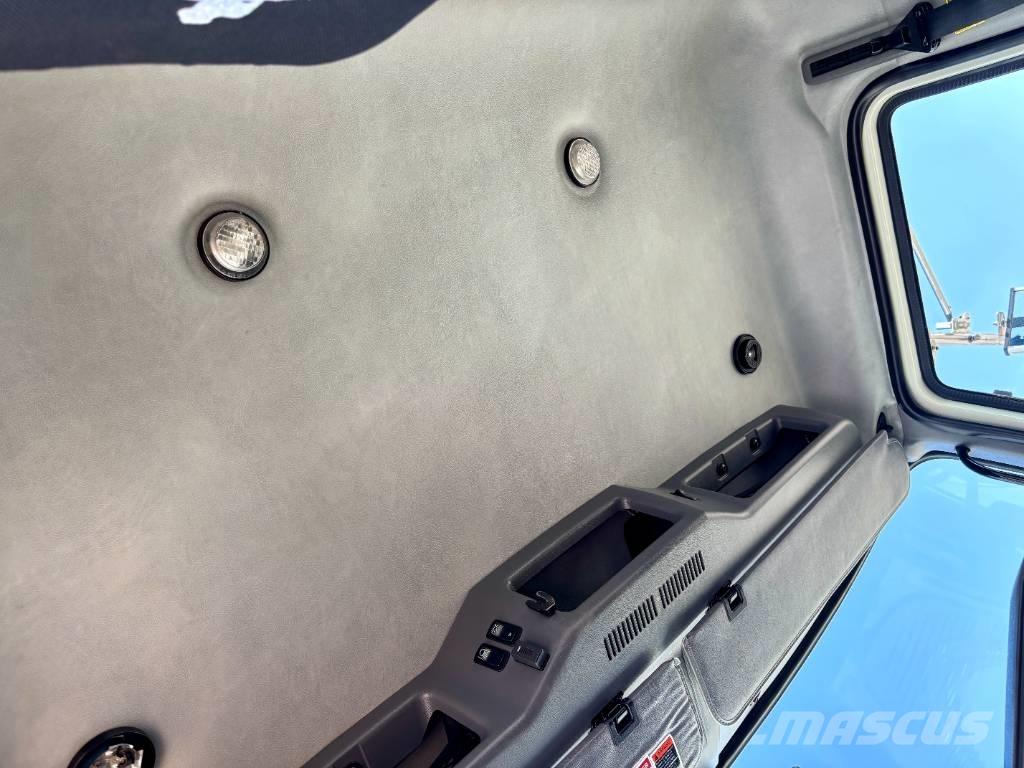 Mack GU813 Cable lift demountable trucks