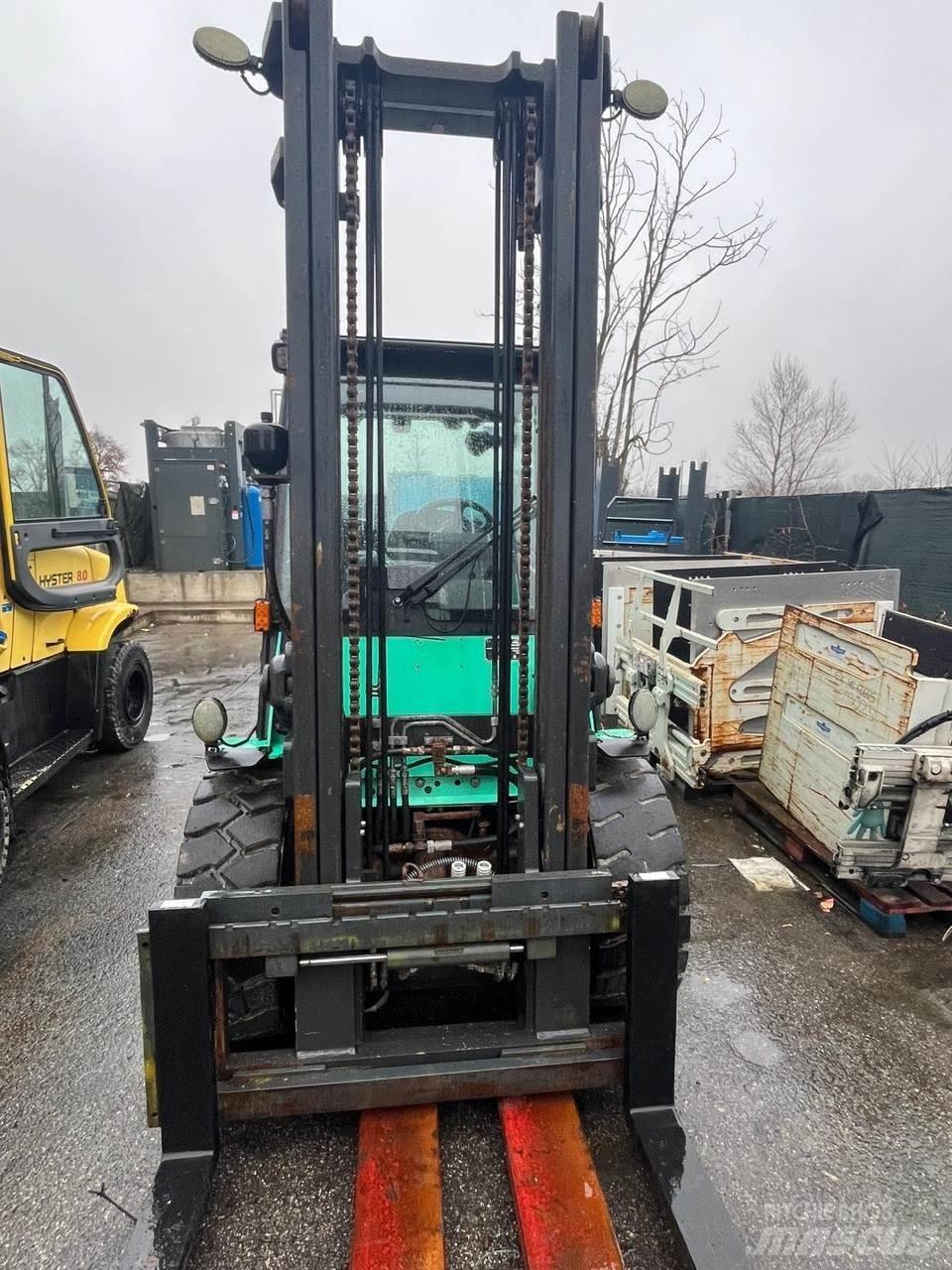 Mitsubishi FD50NT Diesel trucks