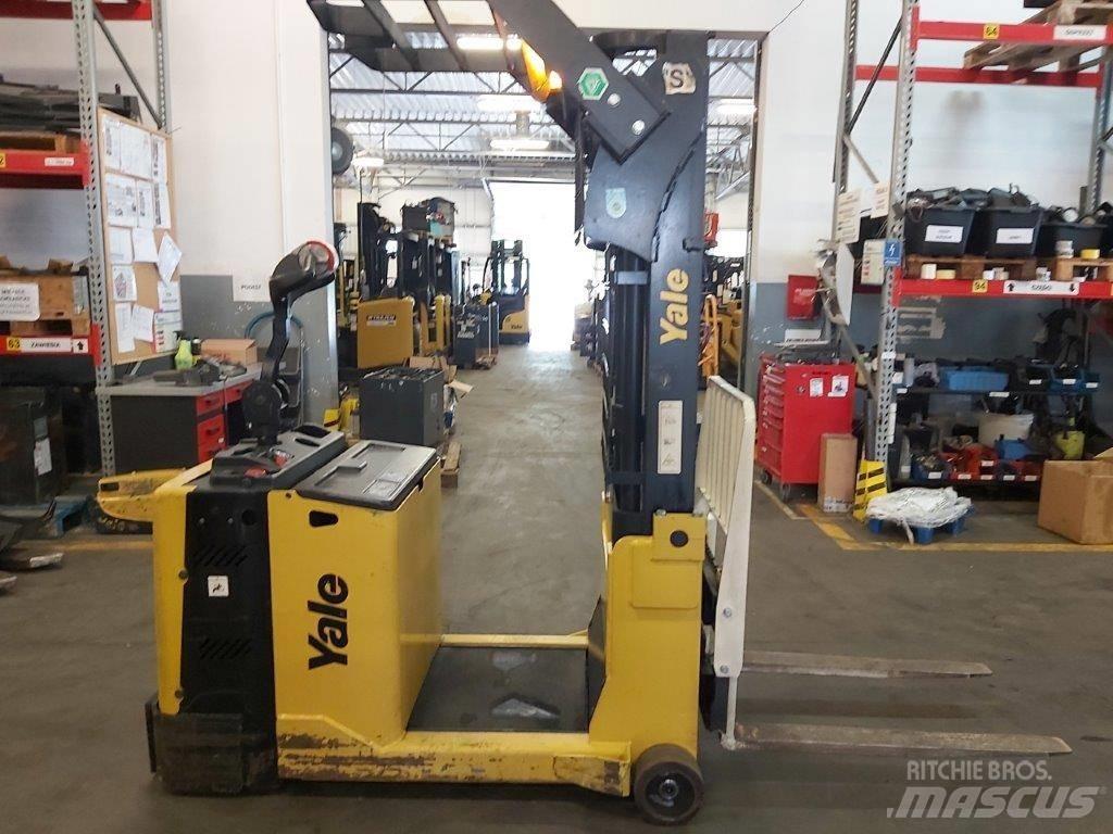 Yale MC10 Pedestrian stacker