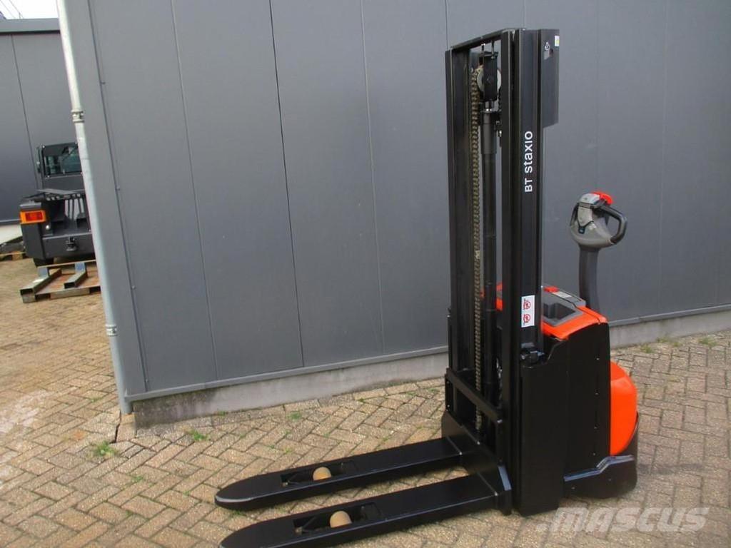 Toyota SWE 100 Pedestrian stacker