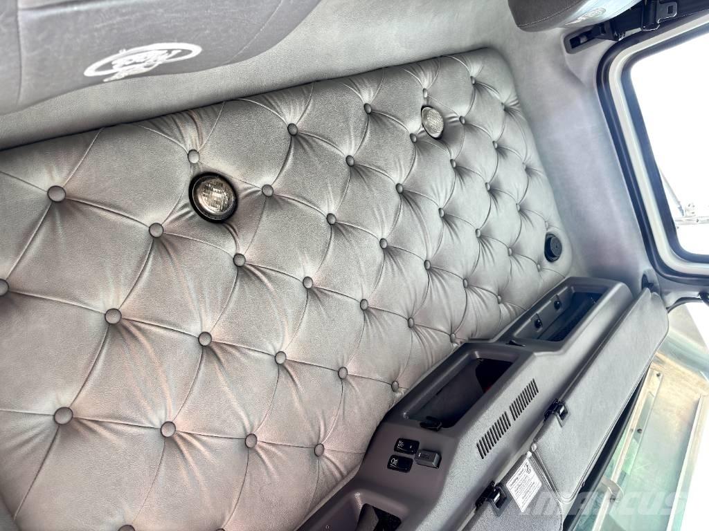 Mack GU713 Tractor Units