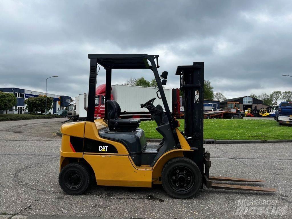 CAT DP25NT Diesel trucks