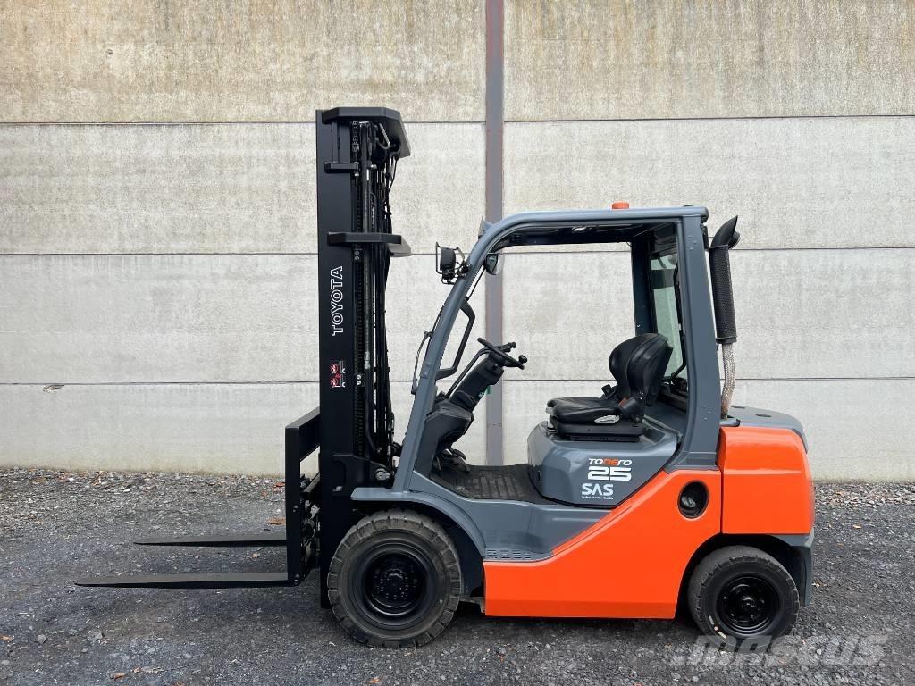 Toyota 02-8 FDF 25 Diesel trucks