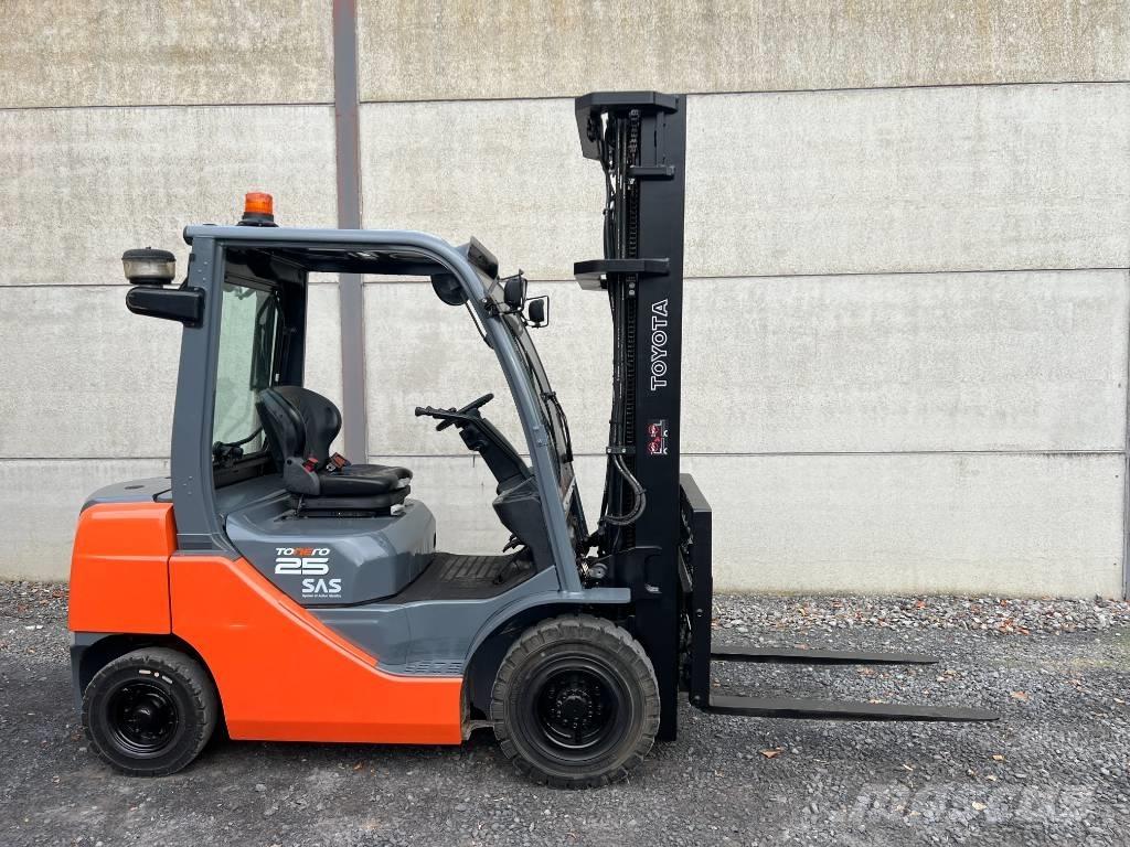 Toyota 02-8 FDF 25 Diesel trucks
