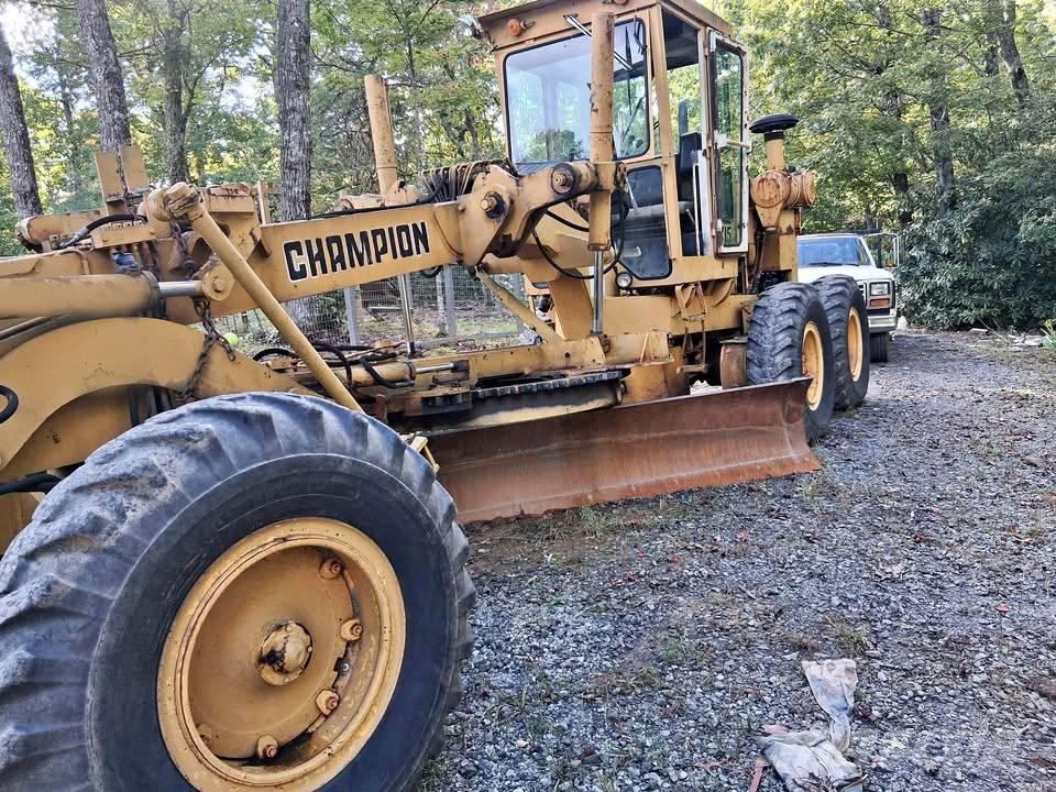 Champion 715 Graders