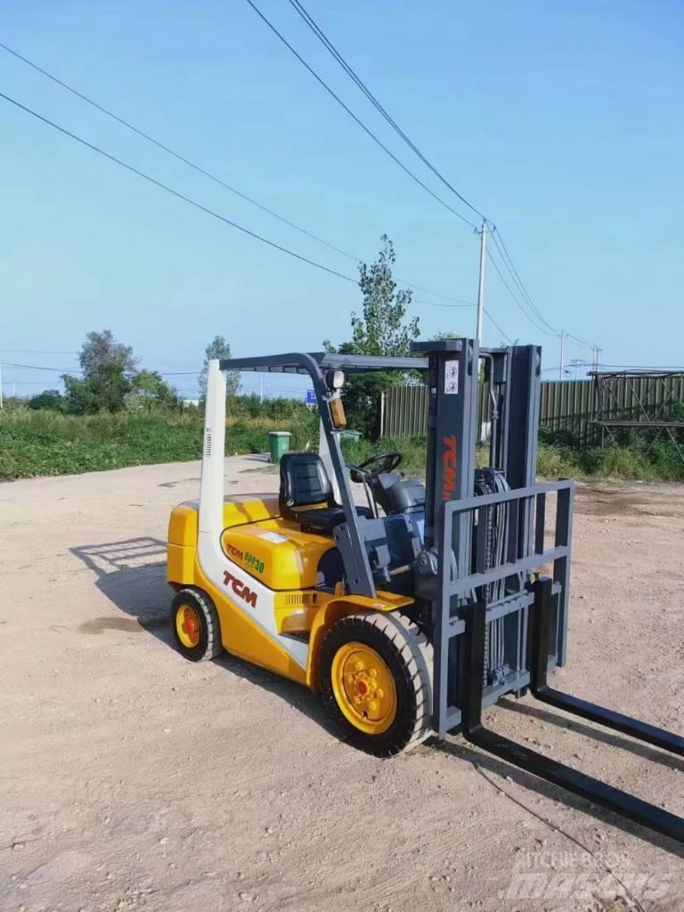 TCM FD30 Diesel trucks