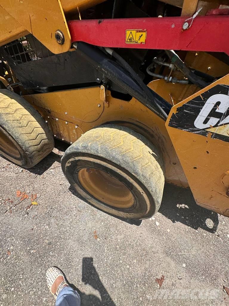 CAT 242 D Skid steer loaders