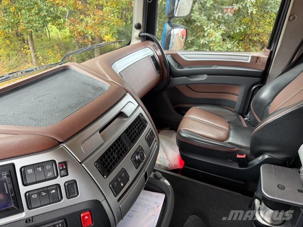 DAF XF 530 6x4 Forest machine transport trucks
