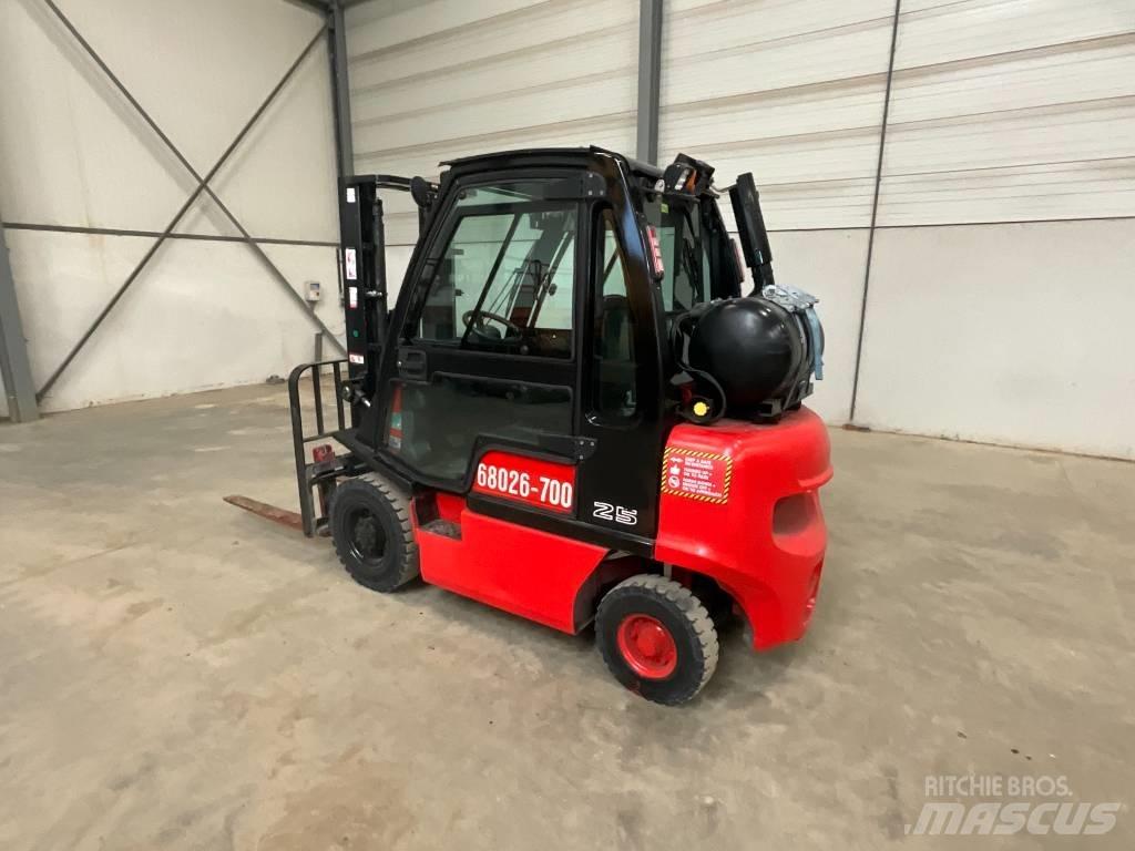 Nissan U1 D2 A 25 LQ LPG trucks