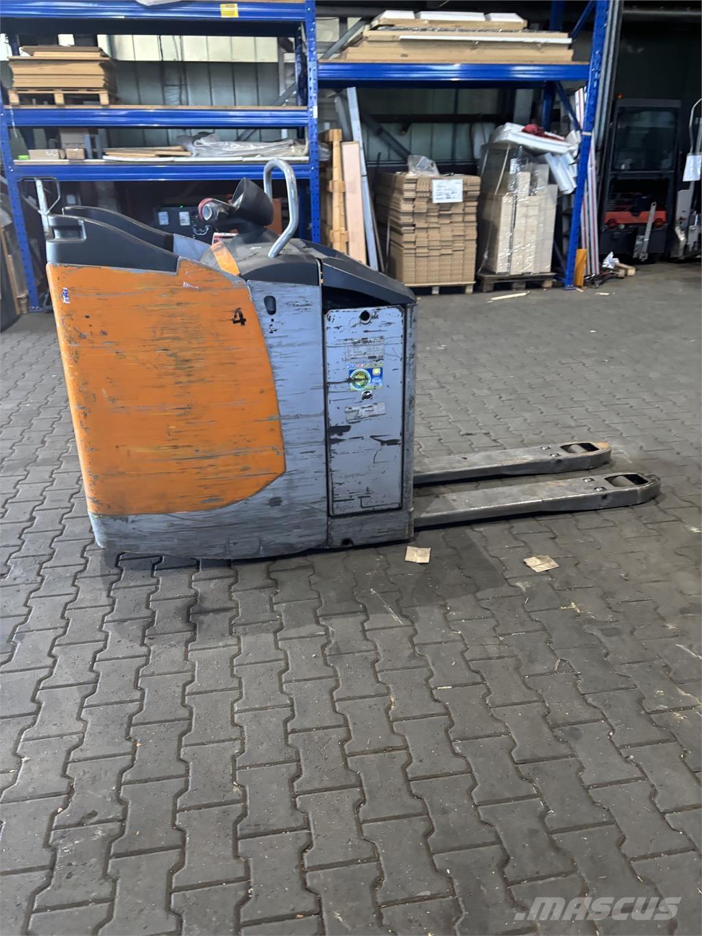 Still EXU-S22 Pedestrian stacker