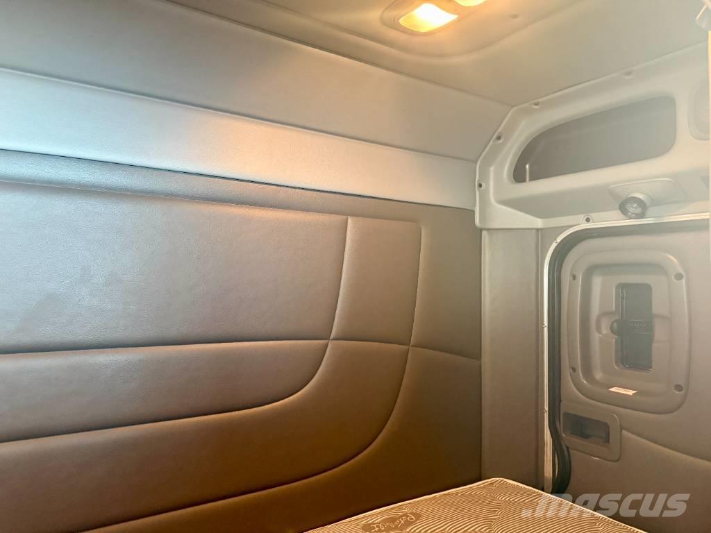 Peterbilt 389 Tractor Units